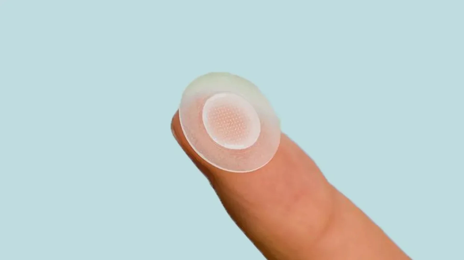 Plasterki na wypryski – jak skuteczne są naklejki na trądzik?