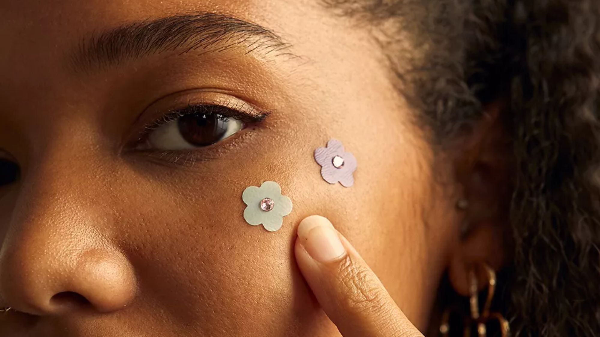 Plasterki na wypryski – jak skuteczne są naklejki na trądzik?